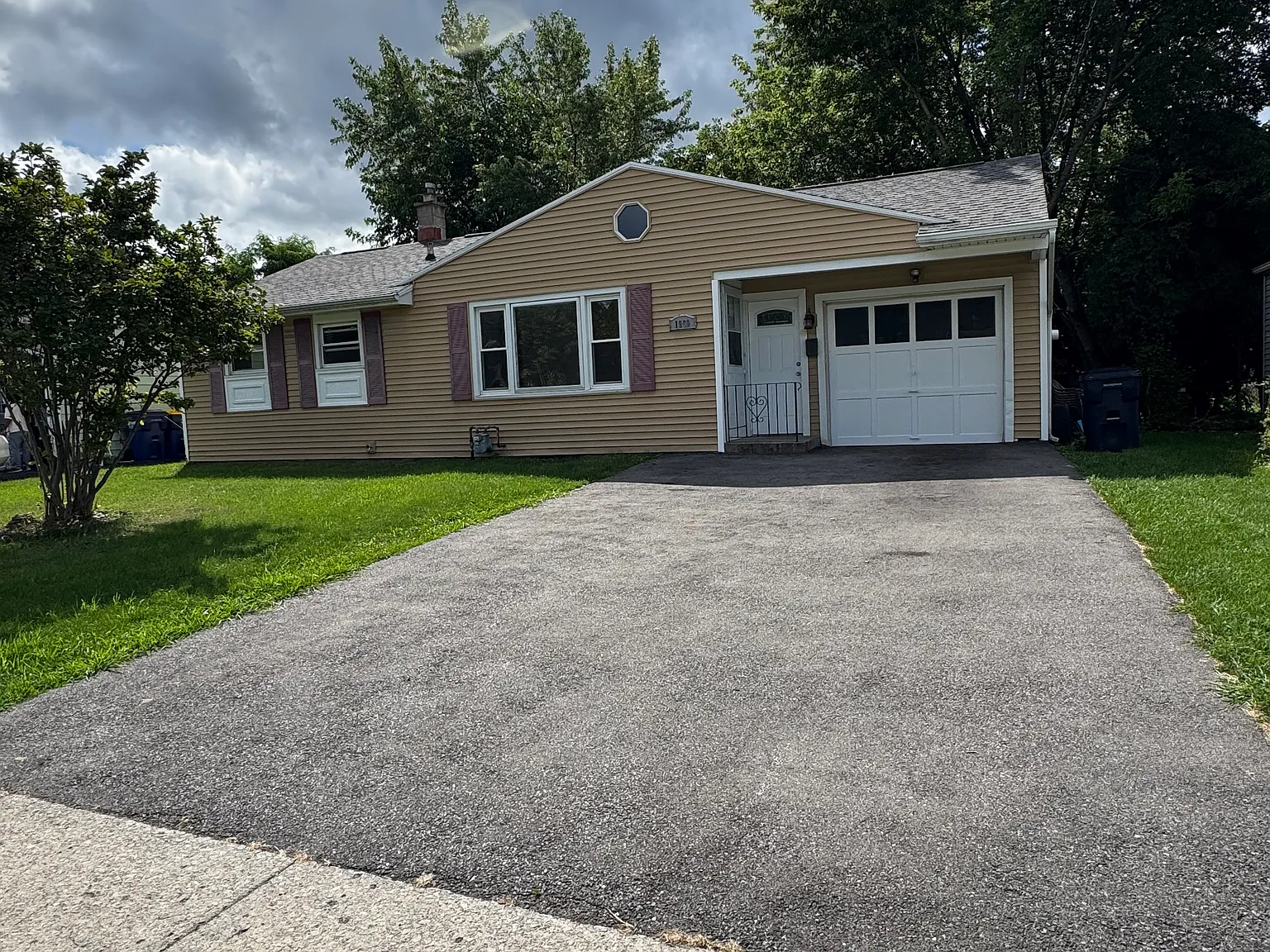 3 bed, 858 sqft, $1,695 — Photo 1