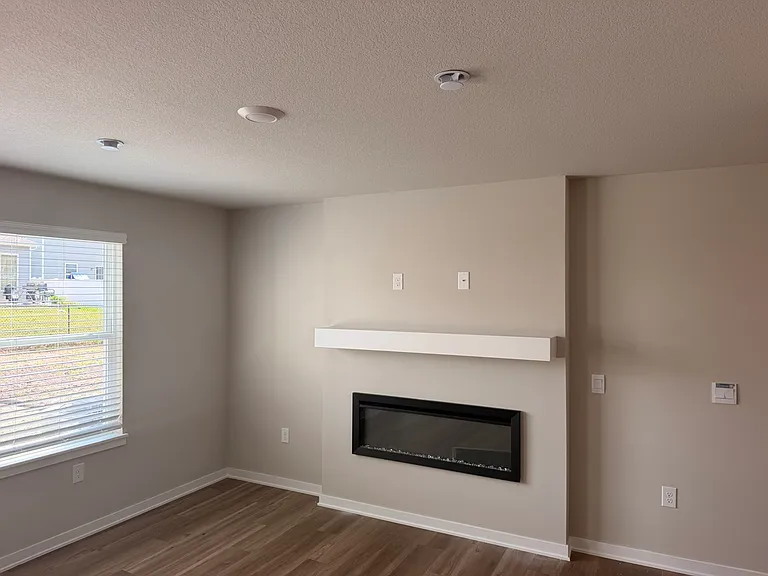 513 Kinley Dr — Photo 2