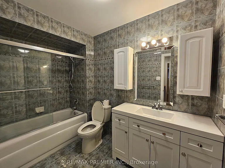 99 Albany Dr #MAIN FLOOR — Photo 11