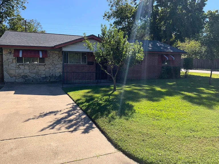713 Clover Park Dr — Photo 2