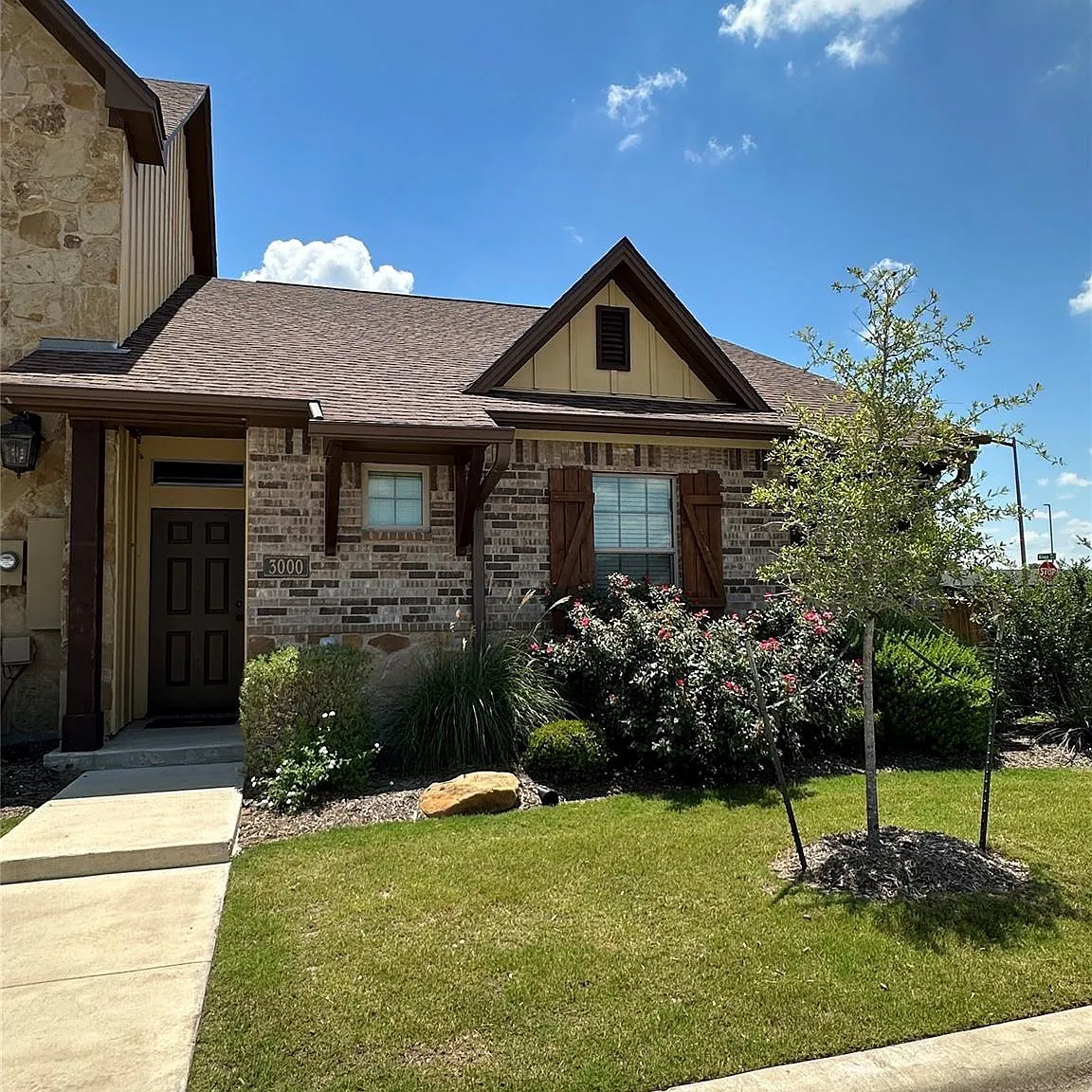 3 bed, 3.0 bath, 1261 sqft, $2,100 — Photo 1