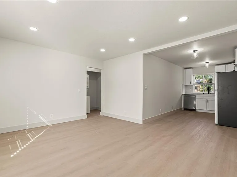 215 W Olive Ave — Photo 6