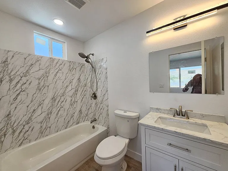 1038 Adel Ave — Photo 11