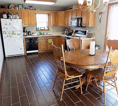 3rd image of 915 Colonial Manor Dr