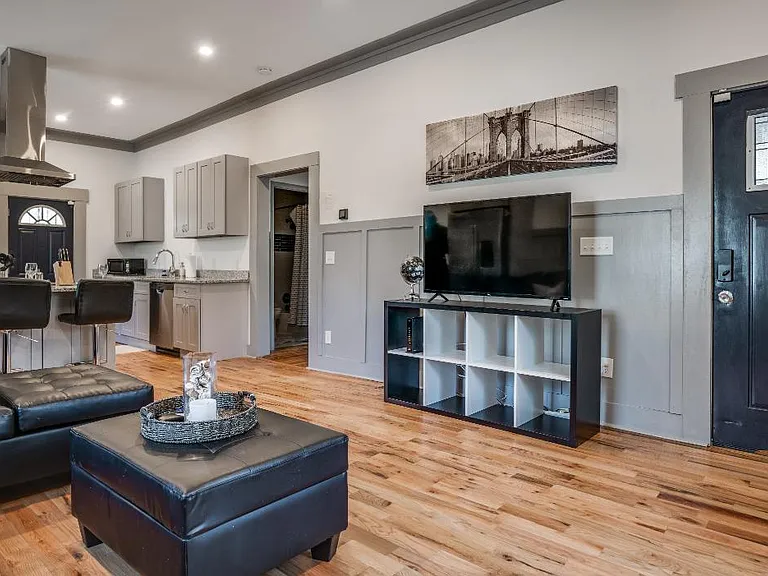 988 Coleman St SW — Photo 3