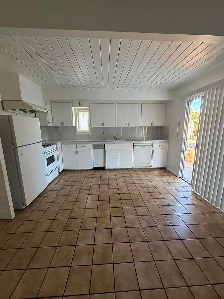 3 bed, 2.0 bath, 1225 sqft, $2,300 — Photo 3