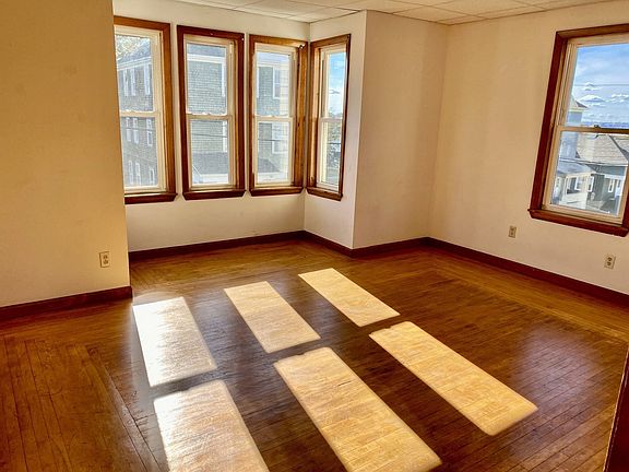 2nd image of 282 Sprague St
