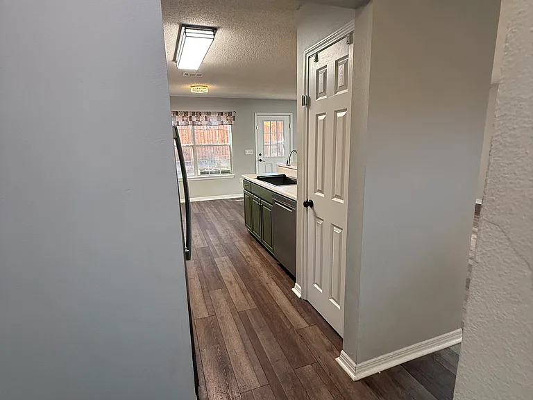 5153 Victoria Dr — Photo 9