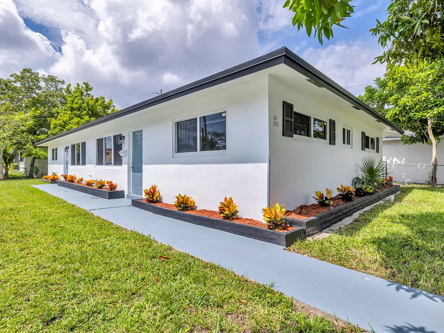 3 bed, 1.0 bath, 858 sqft, $2,500 — Photo 2