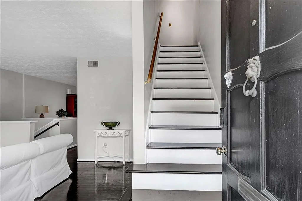 3 bed, 2.5 bath, 1194 sqft, $3,500 — Photo 3