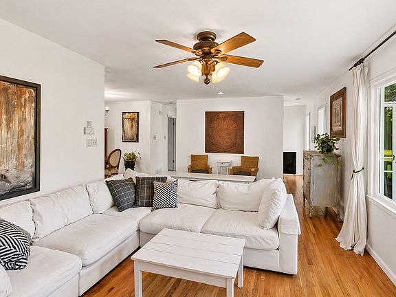 3rd image of 405 Thomas Dr