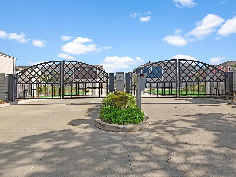 1520 Parkland Oak Dr — Photo 2