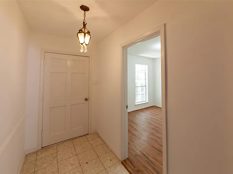 8826 Roos Rd — Photo 2