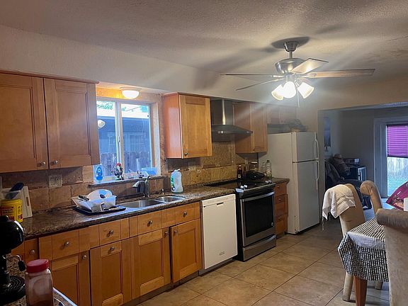3rd image of 3750 NE 17th Avenue