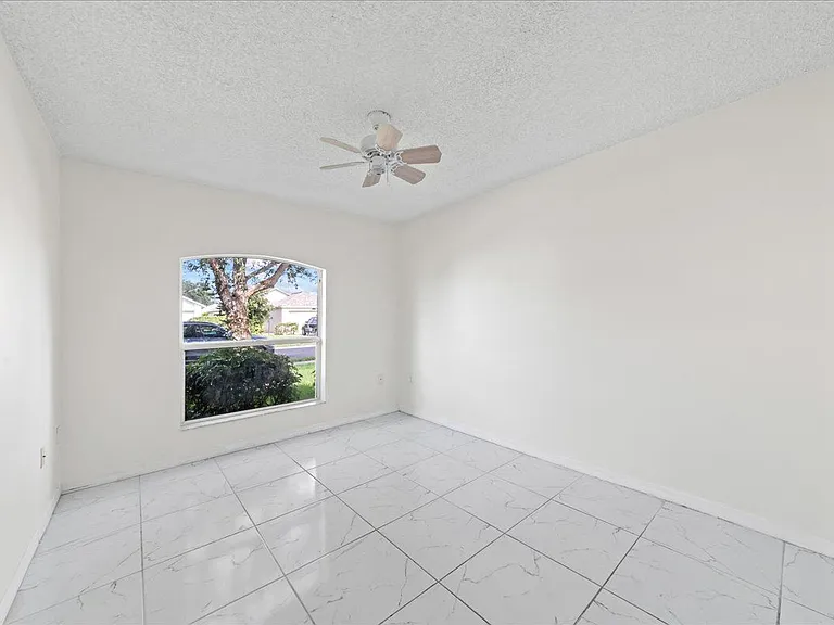 2165 Redwood Cir NE — Photo 4