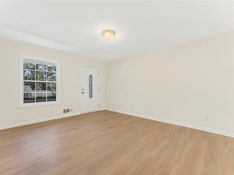 6371 Westbury Rd — Photo 10