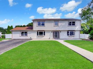 5 Hemlock Rd, Mount Sinai, NY 11766