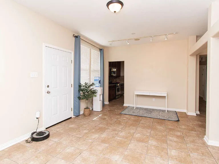 421 Shadowpoint — Photo 3