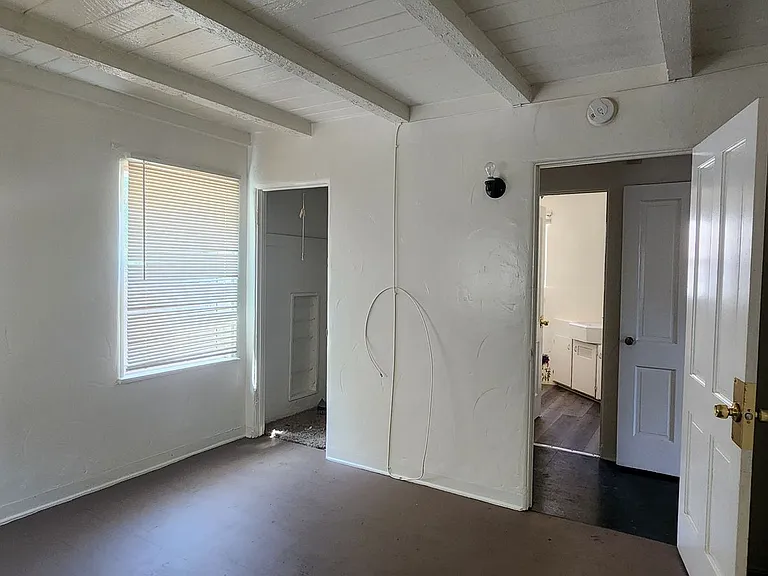 1550 N Arrowhead Ave — Photo 8
