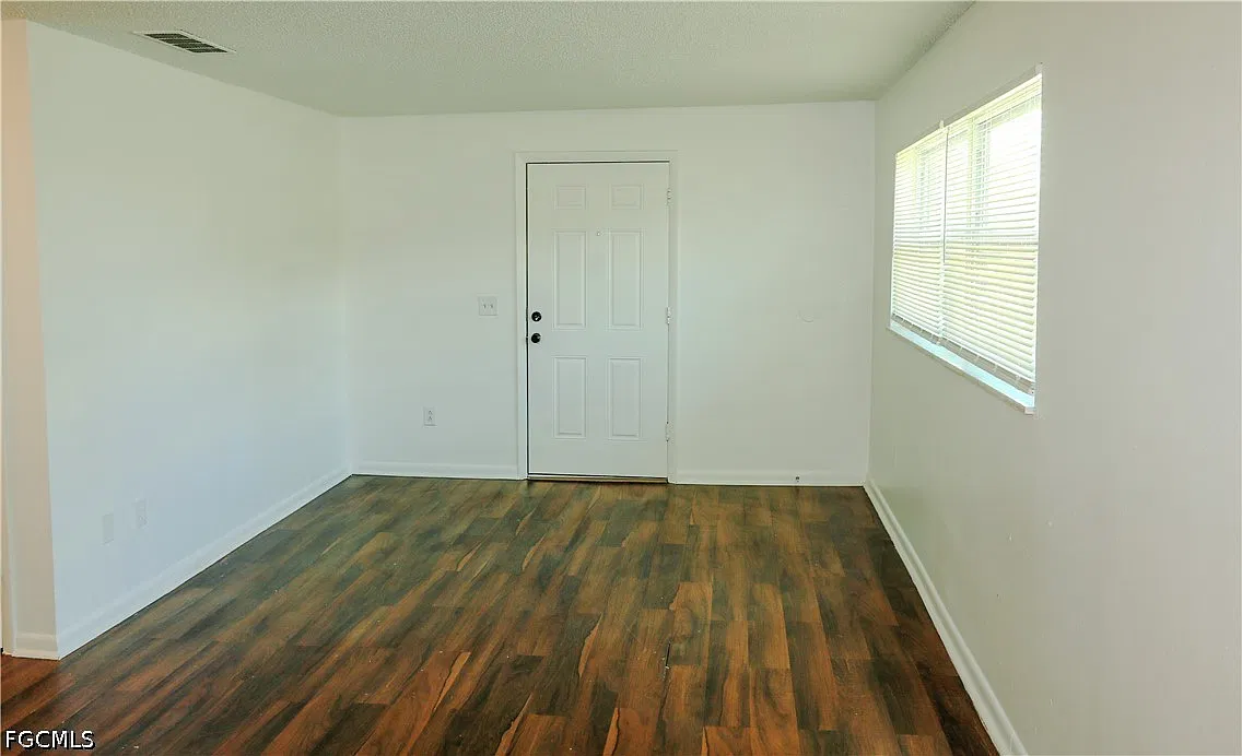 2 bed, 1.0 bath, 790 sqft, $1,050 — Photo 2