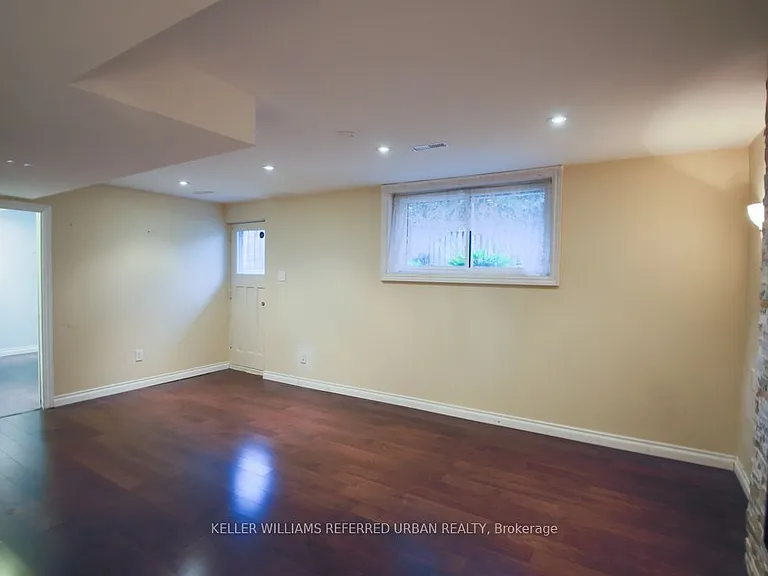 2255 Urwin Cres — Photo 10