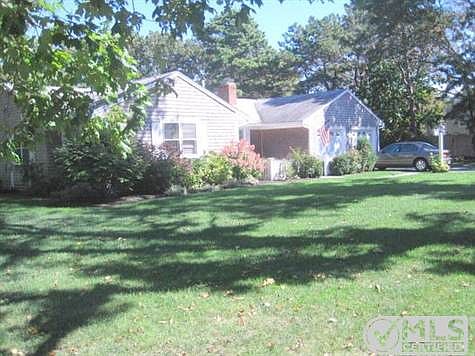 Home and Garden gorgeous yard space for play and privacy
