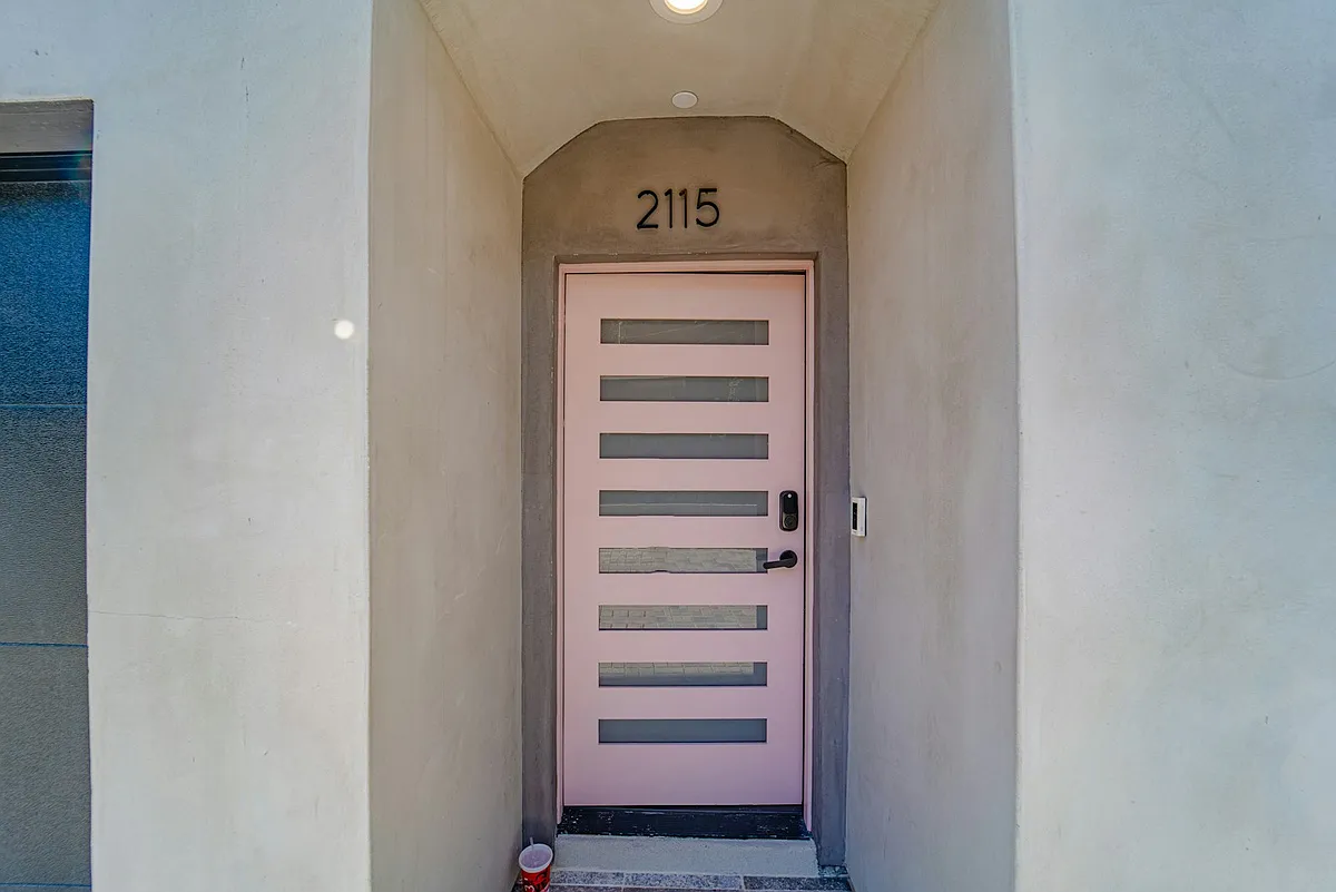 Building Photo - 2115 Holly Dr #2115