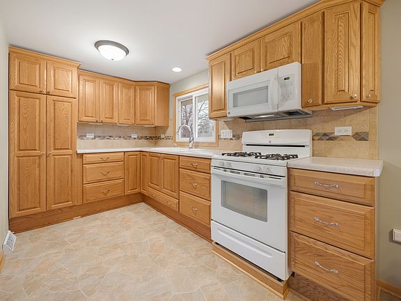 4th image of 810 Revere Rd