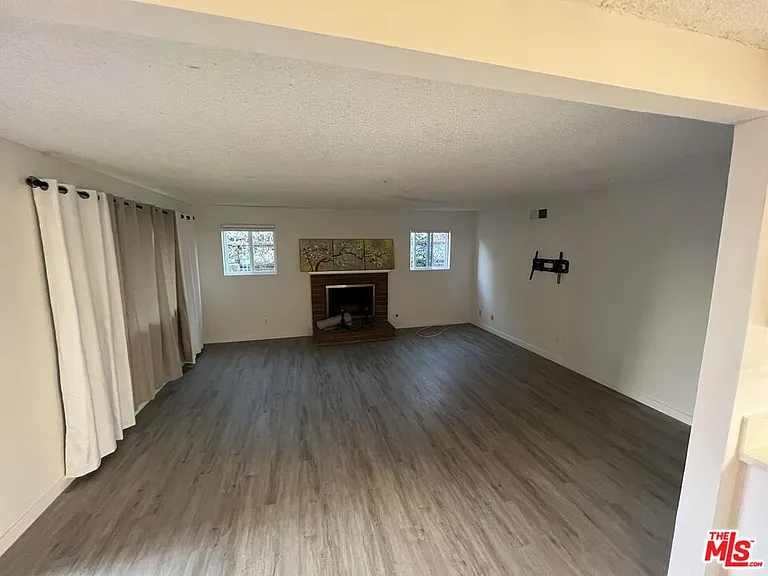 10846 Scoville Ave — Photo 3