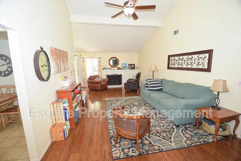 3 bed, 2.0 bath, 1642 sqft, $3,795 — Photo 3