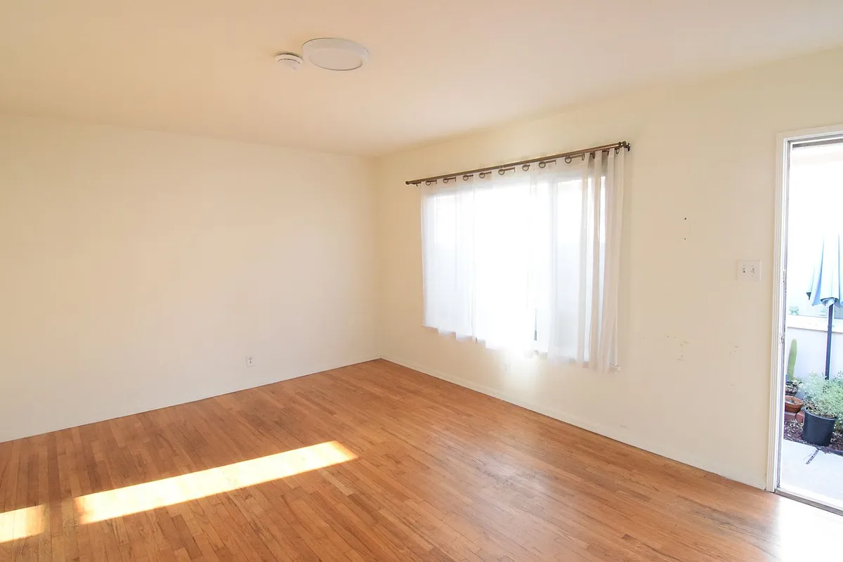 Building Photo - 1132-1136 Pico Blvd