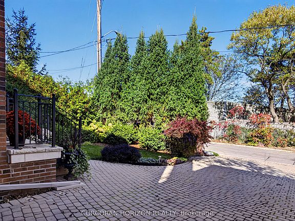 4th image of 27 Armour Blvd