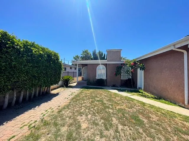 13111 S Hoover St — Photo 17