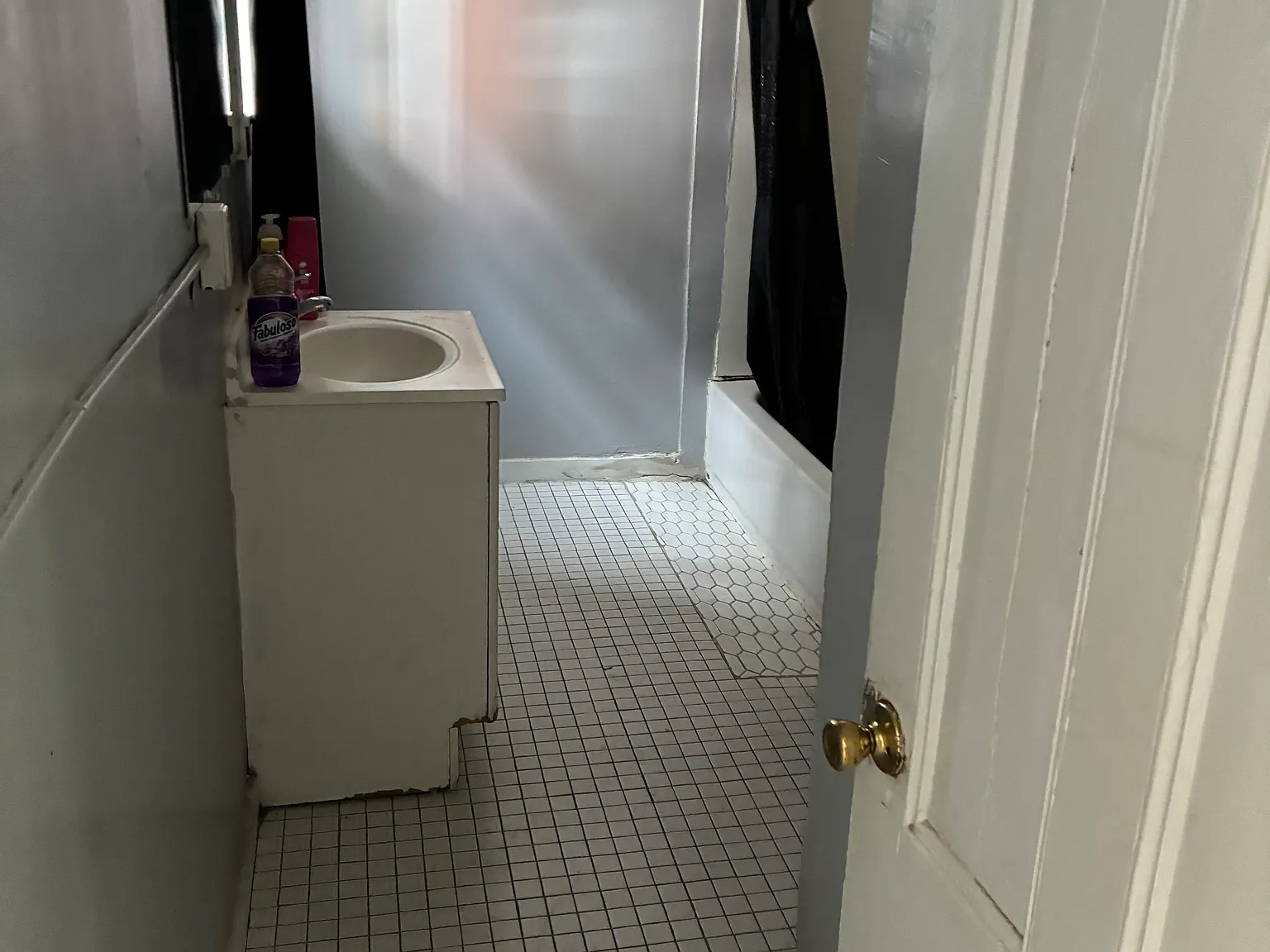 4 bed, 2850 sqft, $2,300 — Photo 2