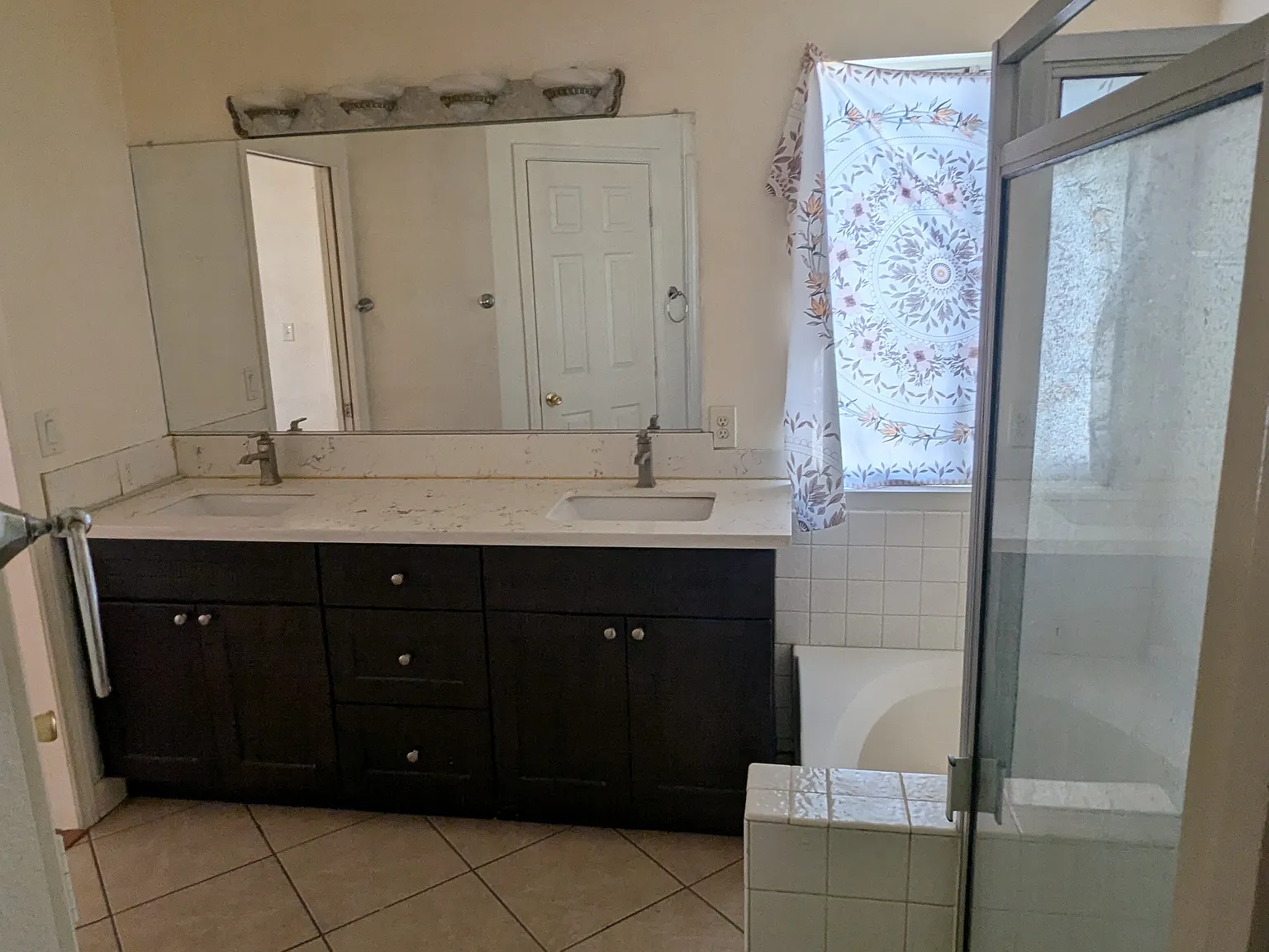 3 bed, 1243 sqft, $1,900 — Photo 4