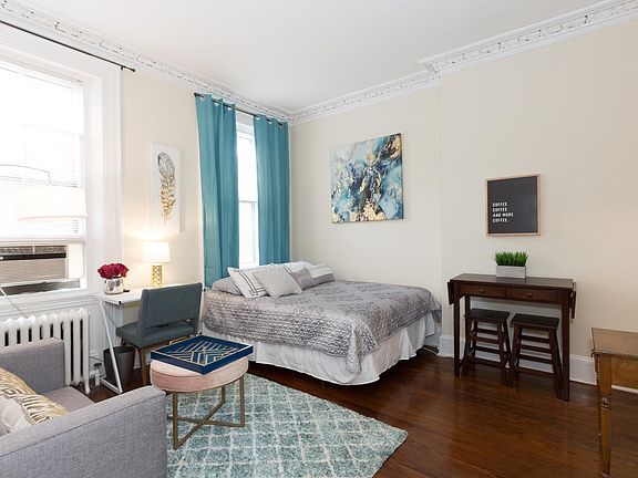 Living space / bedroom with high ceiling