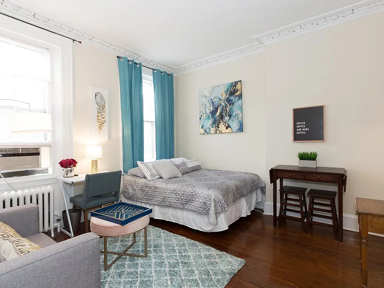 Living space / bedroom with high ceiling