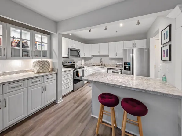 1350 Douglas Dr N APT 110, Golden Valley, MN 55422