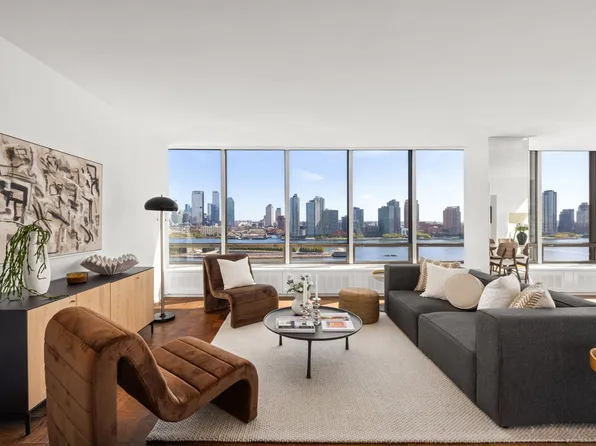 870 United Nations Plaza image 1 of 15