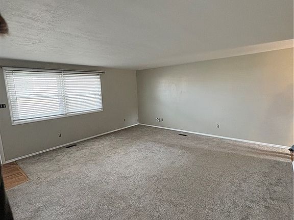 4th image of 984 Mystic Ln