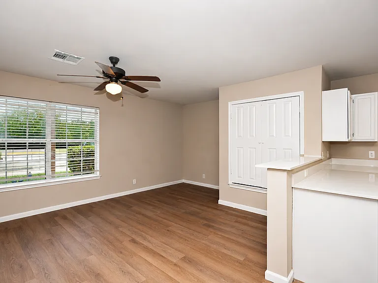 413 Lion Dr — Photo 3