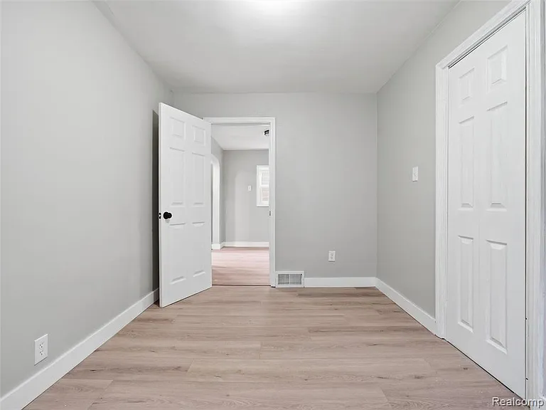 1027 E Milton Ave — Photo 12