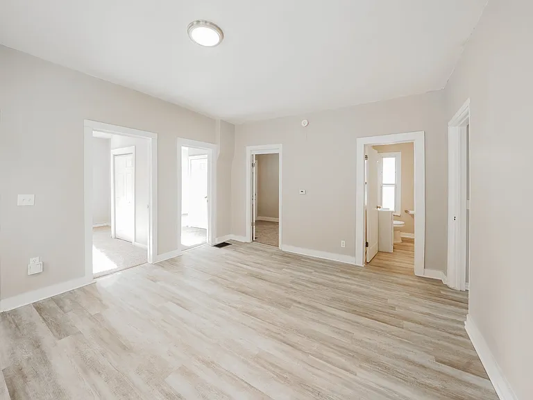 1453388_019_living_room_13349168.jpg
