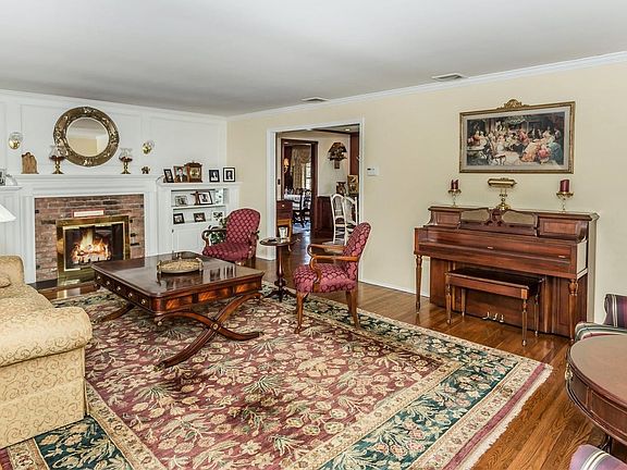 2nd image of 37 Bayview St E