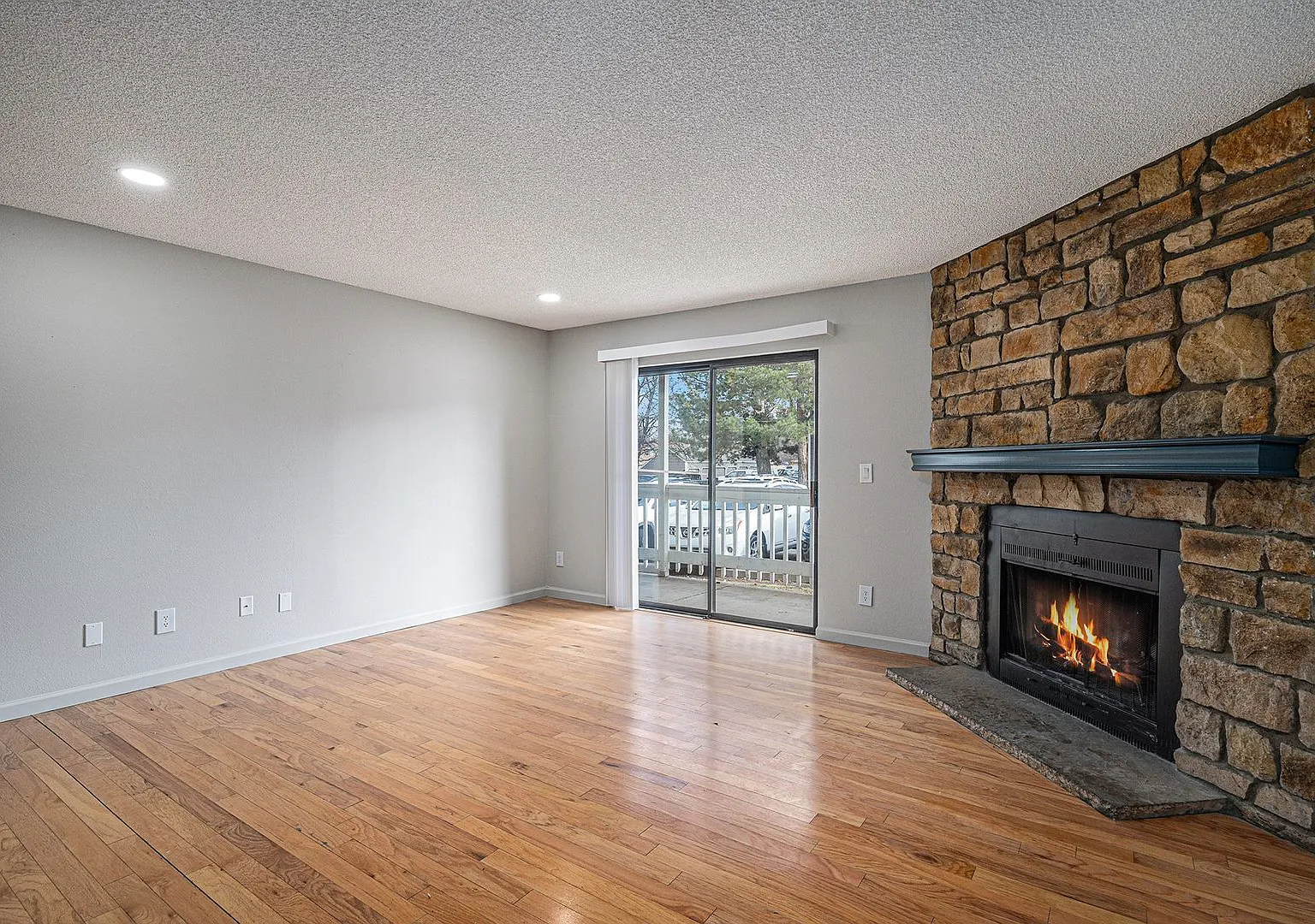 Beautifully Renovated 3-bedroom 2 Bathroom in Robinwood! — Photo 2