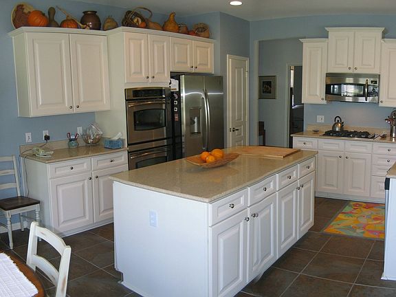 Eat-In Gourmet Kitchen with SS Appliances and Large Island