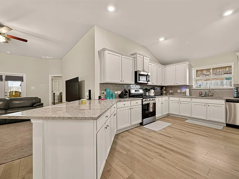 2605 Golden Palms Ln — Photo 22