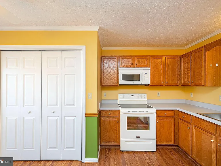 304 Chatham Sq — Photo 8
