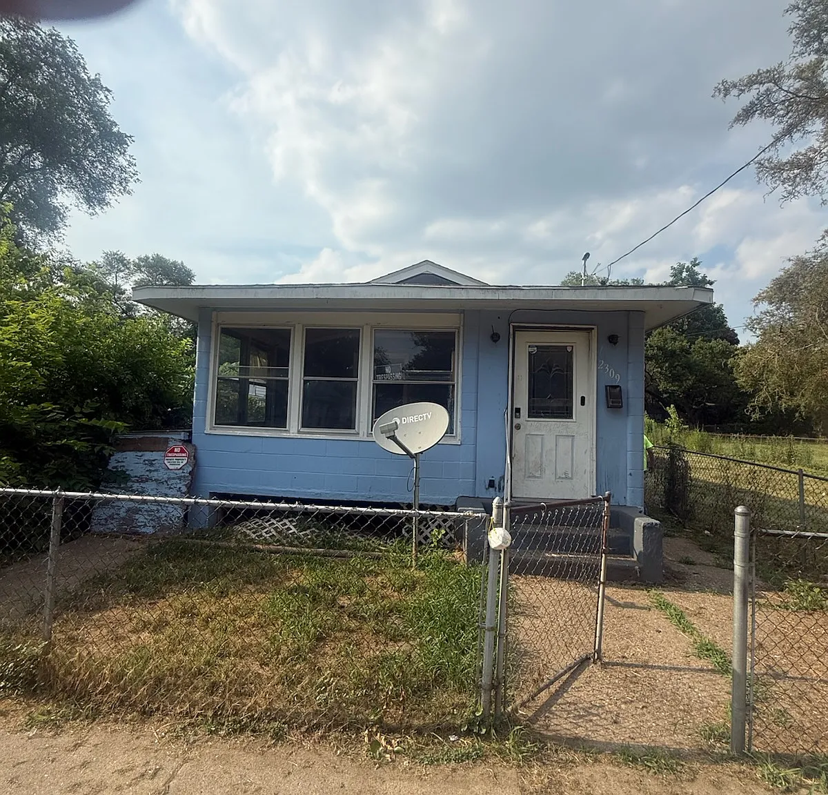 3 bed, 930 sqft, $695 — Photo 1