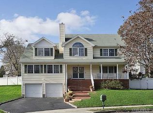 1 Beautys Hill Ct, East Northport, NY 11731